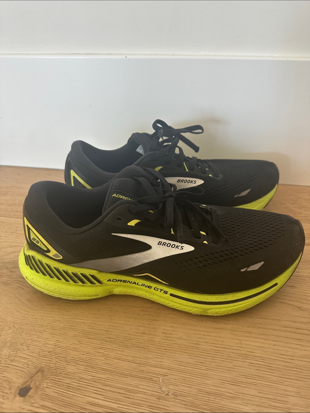 Brooks Men's adrenaline Sneakers - Black & Neon green 9
